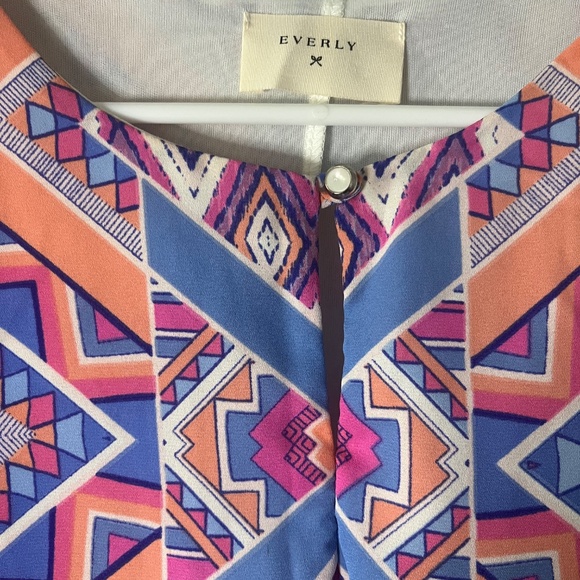 Everly Summer‎ Aztec Print Dress Women’s Size Small Light Flowy Keyhole Short - Picture 5 of 6